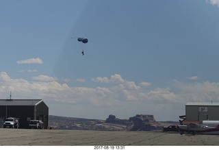176 9sk. Canyonlands Airport - skydivers