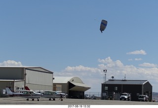178 9sk. Canyonlands Airport - skydiver