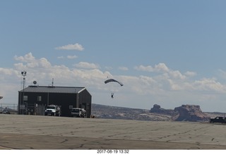 179 9sk. Canyonlands Airport - skydiver