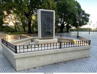 Argentina - Buenos Aires - morning run - monument