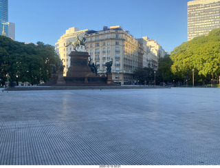 Argentina - Buenos Aires - morning run - monument