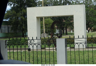 Argentina - Buenos Aires tour - park face monument