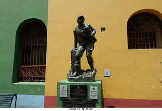 216 a0y. Argentina - Buenos Aires tour - sculpture