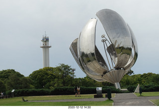 277 a0y. Argentina - Buenos Aires tour - flower sculpture