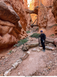 47 a18. Bryce Canyon - Two Bridges + Adam