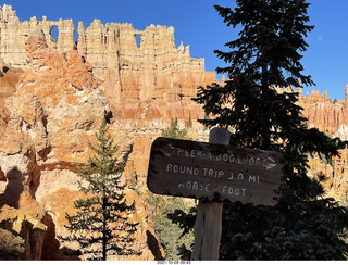 68 a18. Bryce Canyon - Peekaboo hike - Peekaboo Loop sign