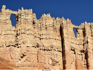 93 a18. Bryce Canyon - Peekaboo hike - windows