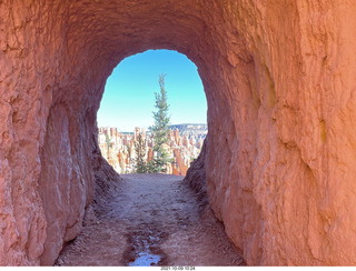 101 a18. Bryce Canyon - Peekaboo hike - tunnel