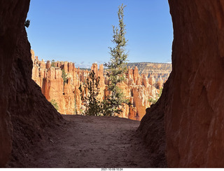 Bryce Canyon - Peekaboo hike - tunnel