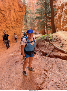 154 a18. Bryce Canyon - Wall Street hike - Adam