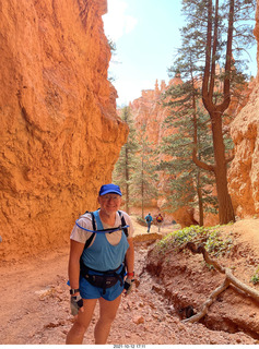 156 a18. Bryce Canyon - Wall Street hike - Adam