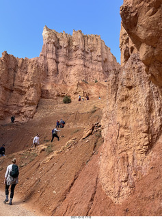 171 a18. Bryce Canyon - Wall Street hikers