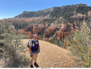 184 a18. Bryce Canyon Fairyland Trail hike - Adam