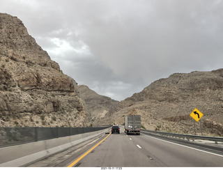 477 a18. Arizona I-15 Virgin River drive - amazing rocks and views