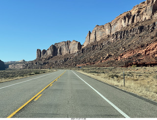 Utah - Arches National Park - line of cars to get in (we came earlier)