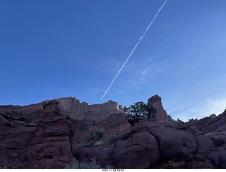 45 a19. Fisher Towers trailhead - contrail