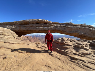 180 a1n. Utah - Canyonlands - Mesa Arch + Adam