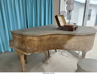Amboy - Roys Motel - old piano