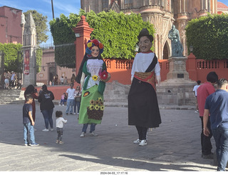 87 a24. San Miguel de Allende  - tall people