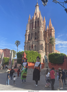 89 a24. San Miguel de Allende - tall people