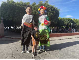 San Miguel de Allende - Adam between tall people