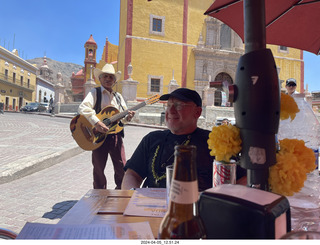 Guanajuato - restaurant musician + Adam