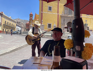 Guanajuato - restaurant musician + Adam