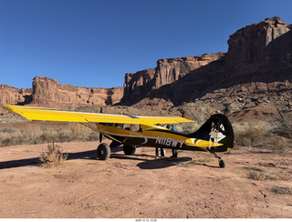 40 a2q. Utah - Mineral Canyon - yellow Husky NII8WY