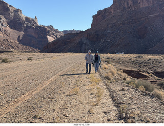 367 a2q. Utah - Hidden Splendor hike - Tyler and Heather